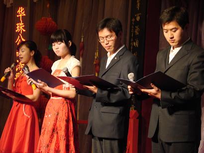 公司員工在朗誦詩(shī)歌